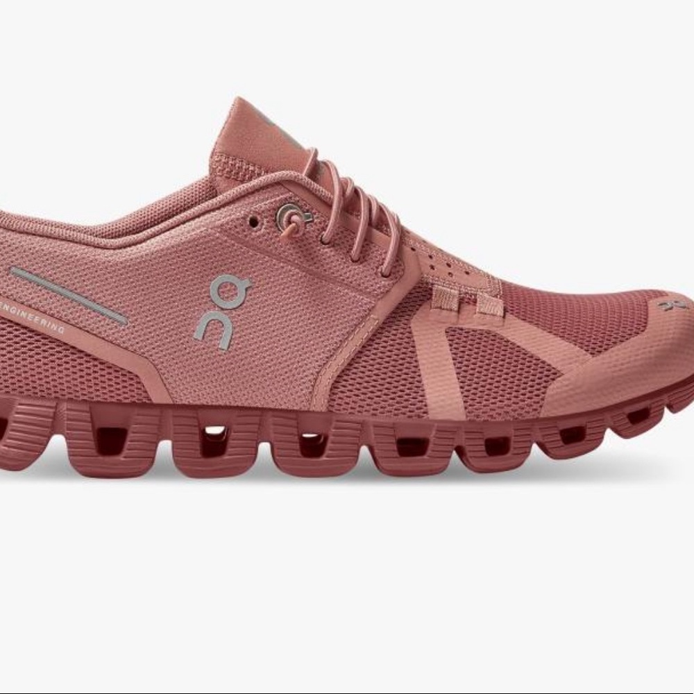 On running cloud size 9 monochrome shoes.